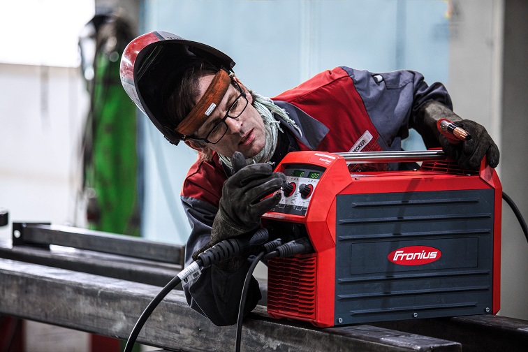 Einstellung einer Station durch einen Schweißer.