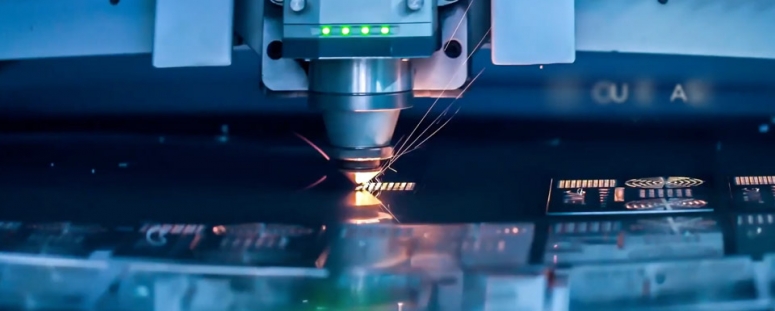 Laserschneidmaschine, die über einen Gasgenerator mit Stickstoff versorgt wird