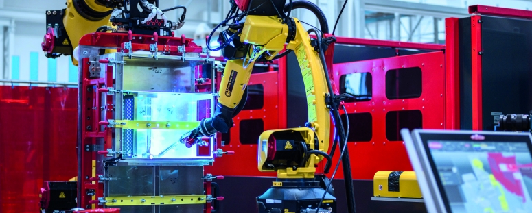 Roboterschweißzelle schweißt Wechselrichtergehäuse aus Aluminium