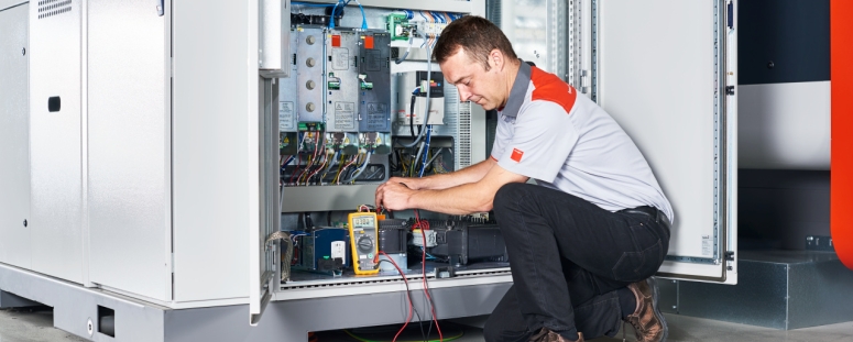 Techniker, der eine Lasermaschine repariert