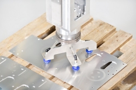 Laserschneiden: Entladen und Sortieren der Teile für die Ablage auf einer Palette