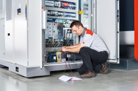 Techniker, der eine Lasermaschine repariert