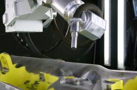 Strahlroboter im Einsatz beim Entschichten von Landefahrwerken